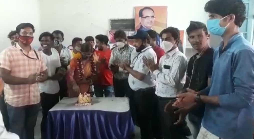 बीजेपी नेत्री ने वैक्सीनेशन सेंटर पर सेलिब्रेट किया जन्मदिन, कोविड के नोडल अधिकारी बोले- नियमों का उल्लंघन, कलेक्टर से होगी शिकायत