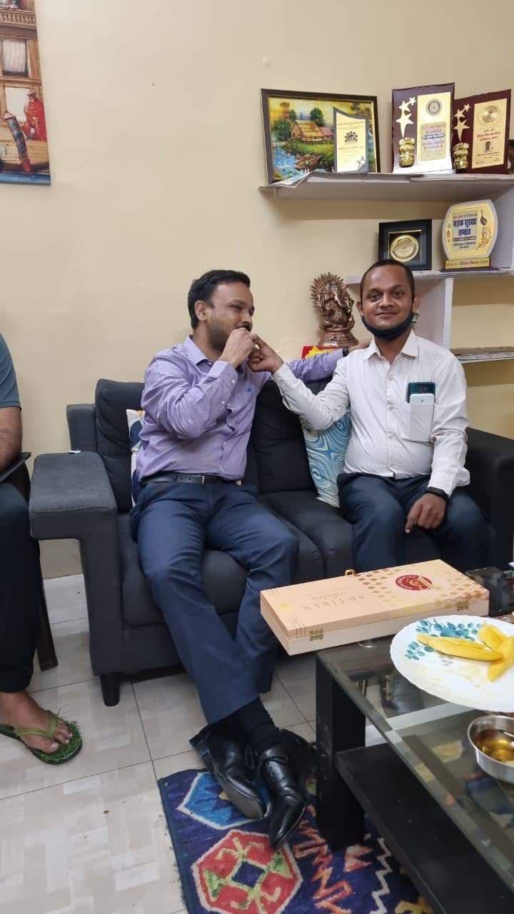सीडीओ ने की पत्रकार की पिटाई, फिर खिलाई मिठाई, IAS का ट्वीट- “पावरी हो रही है”