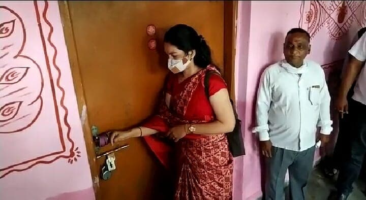 फीस न देने पर स्कूलों ने बच्चों को किया Online Class से बाहर, अभिभावक संघ ने अधिकारी कार्यालय के गेट पर लटकाई चूड़ियां