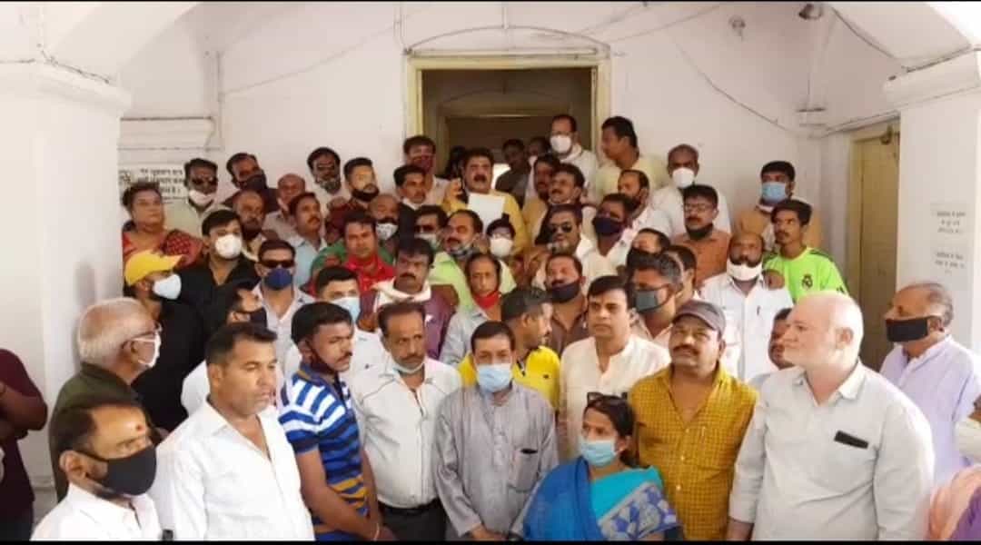 सीहोर के बाद अब देवास में भी कांग्रेसियों का विरोध प्रदर्शन, पूर्व मंत्री सज्जन सिंह वर्मा पर दर्ज FIR को वापस लेने की मांग