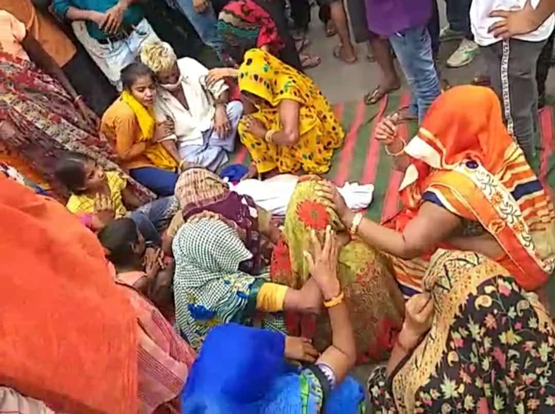 मासूम के शव को सड़क पर रखकर चक्का जाम, दुकानदार और पुलिस पर गंभीर आरोप