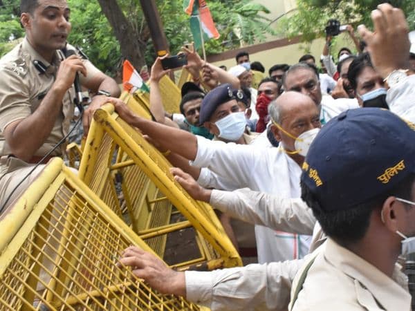 जमीन आवंटन मामला: दिग्विजय सिंह समेत 10 नेताओं पर FIR, प्रदर्शन के दौरान जुटाई थी भीड़