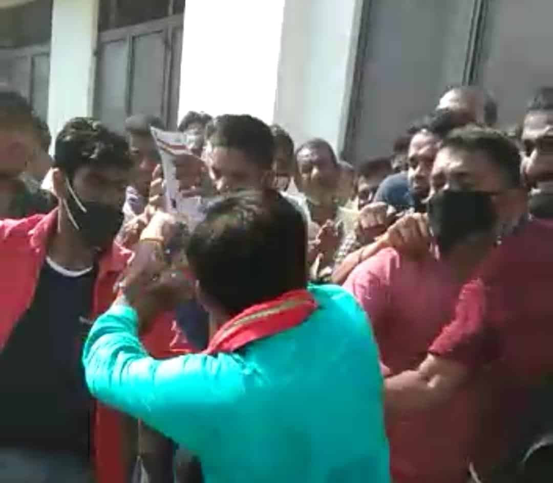 Shajapur News: Vaccine की किल्लत, लोगों के बीच हुई हाथापाई, सुरक्षा के इंतजाम नहीं, भगदड़
