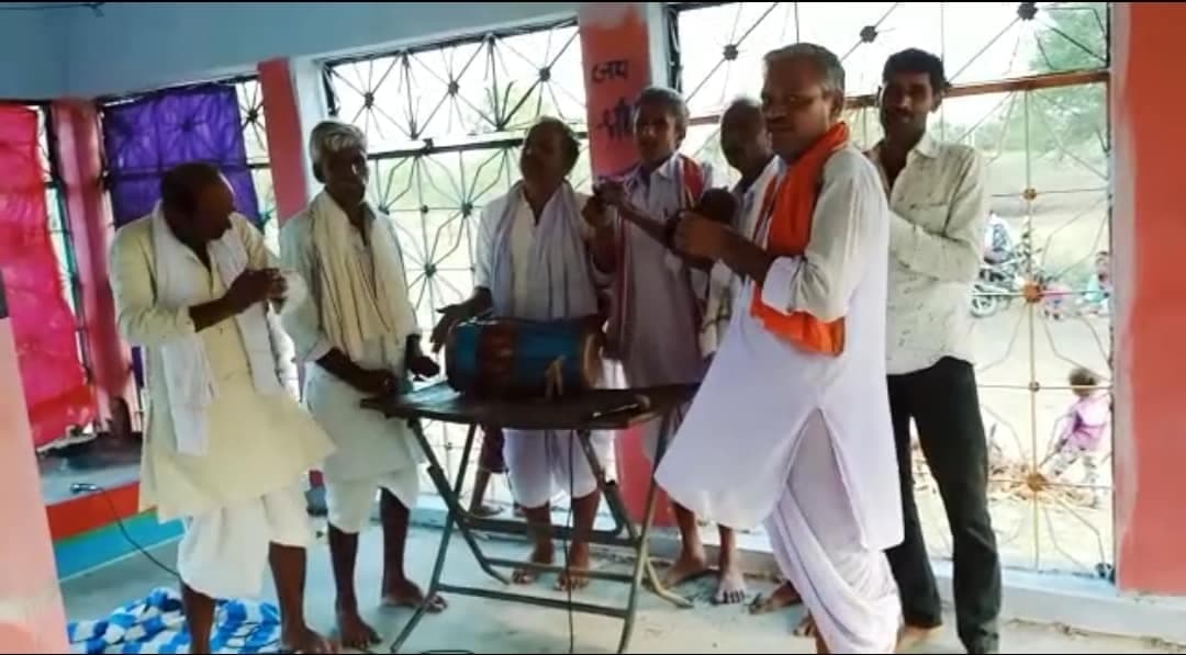 इंद्रदेव को मनाने के लिए अखंड भजन, बारिश न होने तक खड़े होकर भजन करेंगे किसान