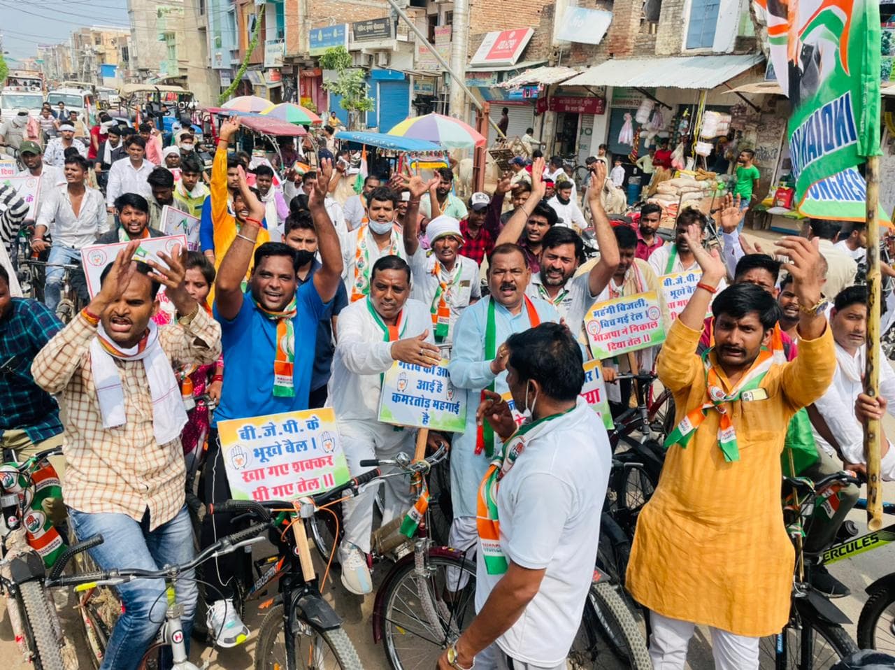 महंगाई को लेकर कांग्रेस का अनोखा विरोध प्रदर्शन, बैलगाड़ी पर रखी मोटरसाईकल, तो कहीं नेताओं ने चलाई साईकल