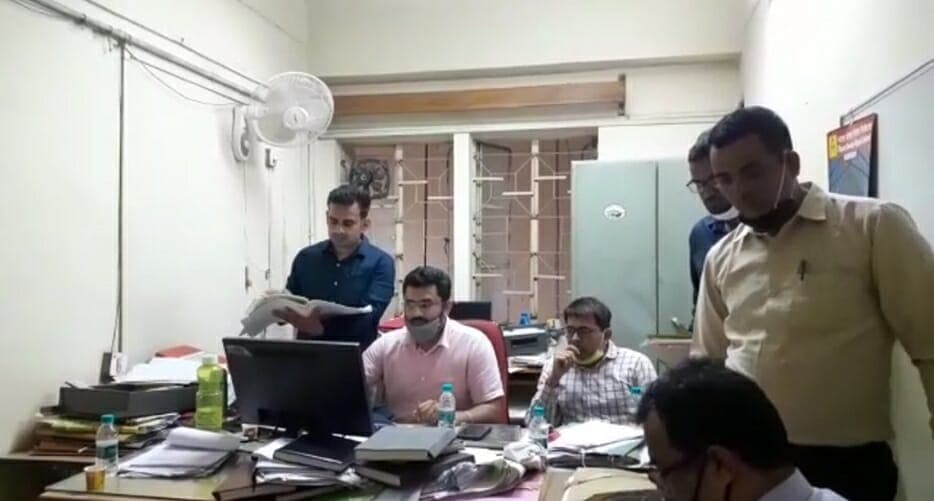 सीबीआई ने बीएसएनएल के एकाउंटेंट को रिश्वत लेते रंगे हाथों पकड़ा