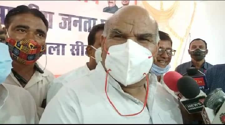 पूर्व राजस्व मंत्री करण सिंह वर्मा का बयान, कहा-दिग्विजय सिंह बढ़िया है मगर आदतें खराब है!