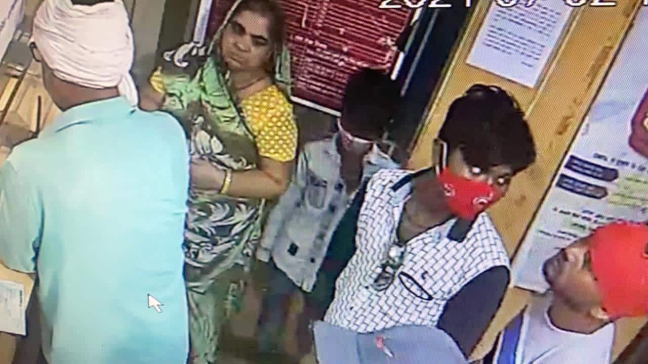 तीन युवकों ने दिन दहाड़े दिया लूट को अंजाम, रेकी कर उड़ाए साढ़े पांच लाख रुपये