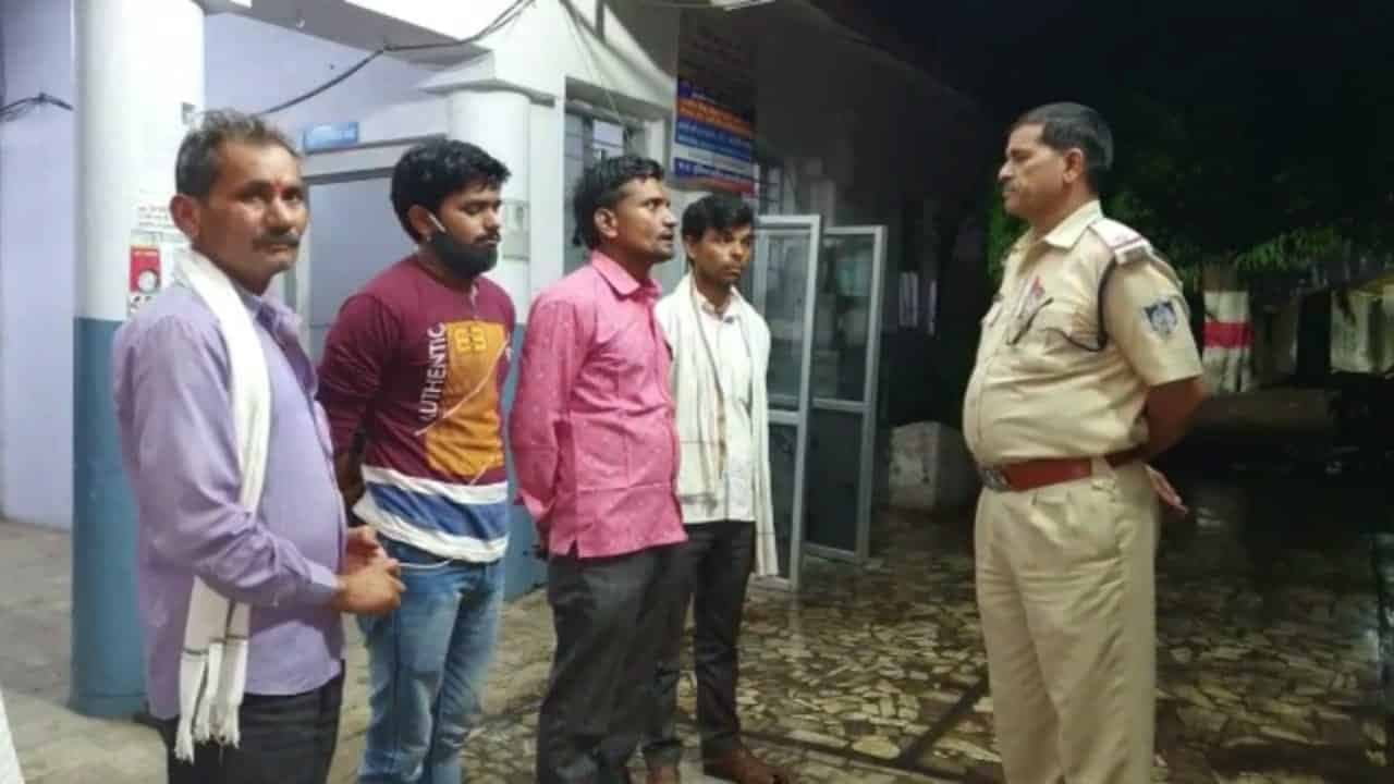 शादी की रकम वसूलकर रफूचक्कर हुई लुटेरी दुल्हन, पुलिस आरोपियों की तलाश में जुटी