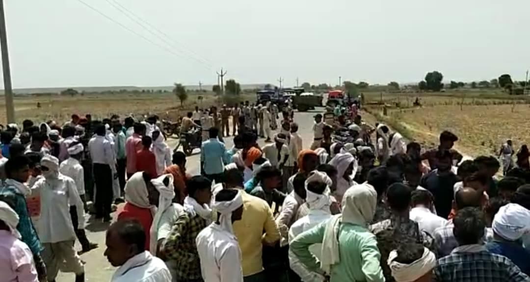 पत्थर से भरी ट्रैक्टर ट्रॉली ने महिला को कुचला, शव रखकर ग्रामीणों ने किया चक्काजाम