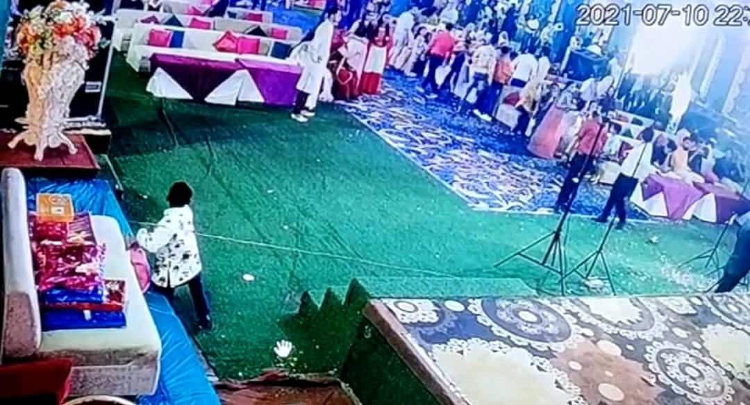 शेरवानी पहने शादी में घुसा बच्चा चोर, पलक झपकते ही गायब कर दिया जेवर से भरा बैग 