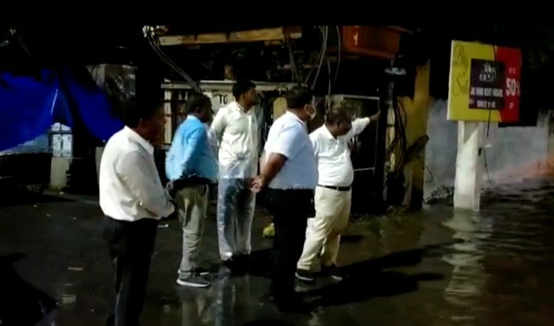 बारिश ने खोली स्मार्ट ग्वालियर की पोल, कमिश्नर ने रात को ही खड़े होकर खुलवाए मेन होल