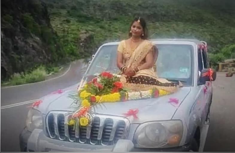 SUV के बोनट पर बैठकर शादी करने निकली दुल्हन, लेकिन पड़ गए थाने के फेरे