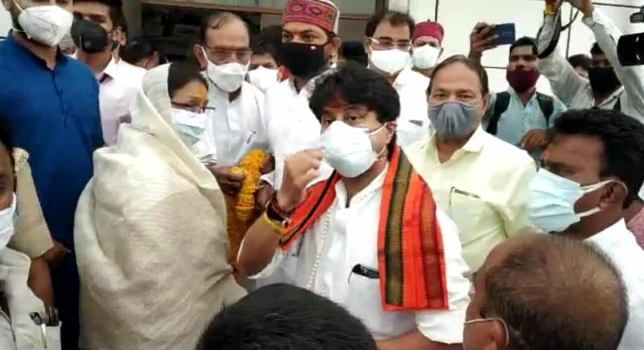 इंदौर से दिल्ली रवाना हुए सिंधिया, समर्थकों में खुशी, तुलसी सिलावट ने कही ये बात