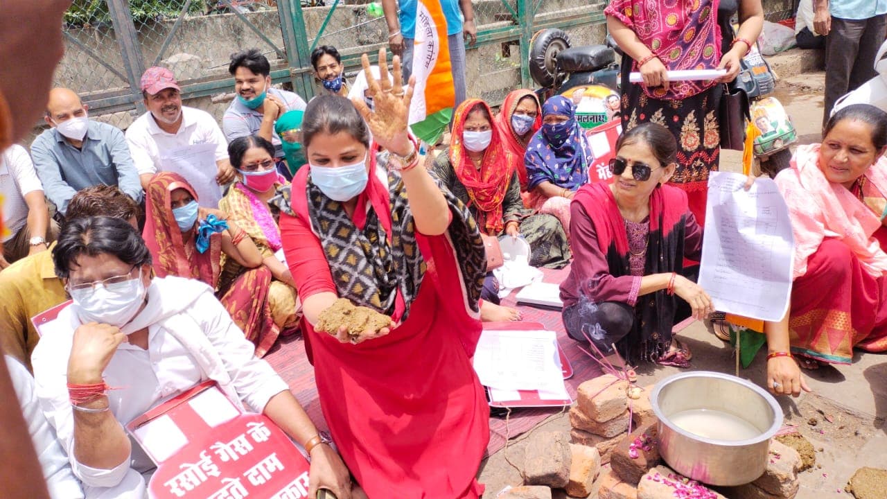 महिला कांग्रेस का अनोखा प्रदर्शन, सड़क पर जलाया चूल्हा, गोबर के कंडे बनाये