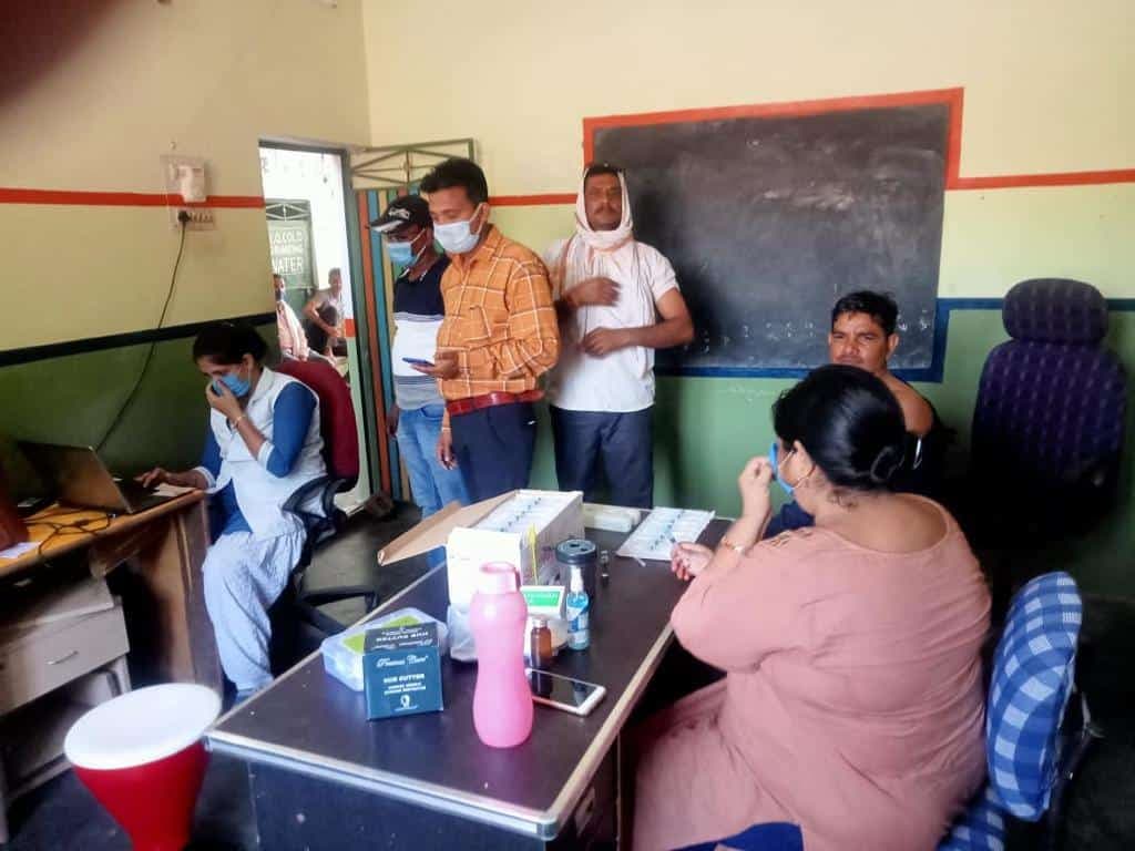 Dabra : वैक्सीनेशन कैंपों में दोपहर दो बजे वैक्सीन खत्म, मायूस होकर लौटे सैंकड़ों लोग