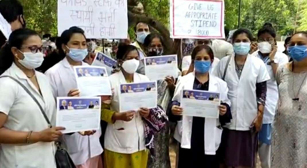 नाराज नर्सेस ने वापस किये कोरोना वारियर सम्मान, बोलीं- हमें नहीं चाहिए झूठा सम्मान