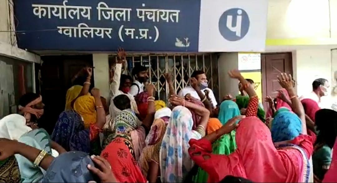 पेयजल समस्या को लेकर जिला पंचायत कार्यालय का घेराव, मंत्री पर लगाए गंभीर आरोप