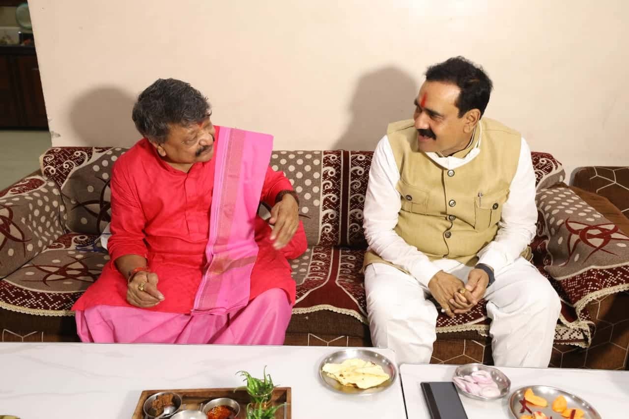 प्रदेश के गृहमंत्री ने बीजेपी के इन बड़े नेता के घर जमकर उठाया लजीज व्यंजनों का लुत्फ!