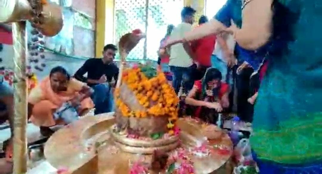 बिलवाली के महाकालेश्वर मंदिर में उमड़ी भक्तों की भीड़, यहां कि मान्यता- हर वर्ष शिवरात्री पर तिल बराबर बढ़ता है शिवलिंग!