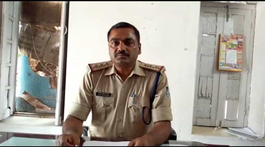 पत्थरों से भरे ट्रैक्टर से युवक की मौत के मामले में वाहन चालक पर दर्ज हुई FIR, देर रात 3 बजे खुला चक्काजाम, आरोपी अब भी फरार