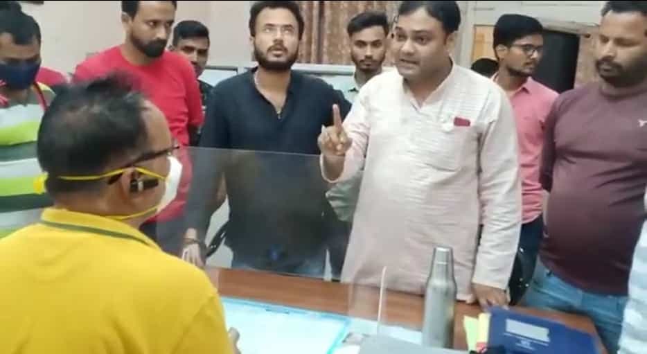 भाजपा प्रवक्ता की निगम अधिकारी को धमकी- “सड़क पर ठीक करना जानते हैं अधिकारियों को”