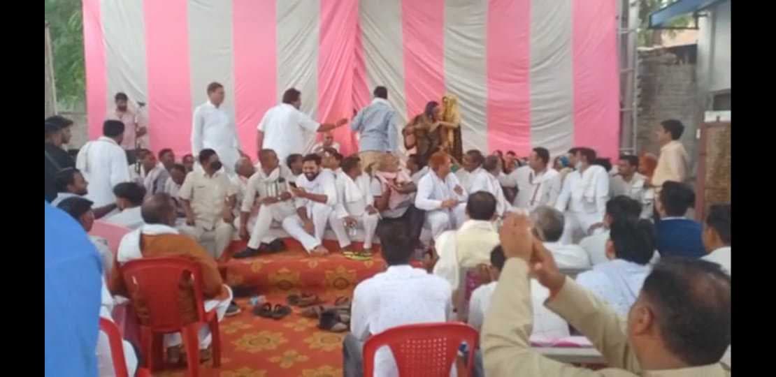जनसभा में कांग्रेस कार्यकर्ताओं के बीच हुआ जमकर हंगामा, आरोप- प्रत्यारोप का चला दौर