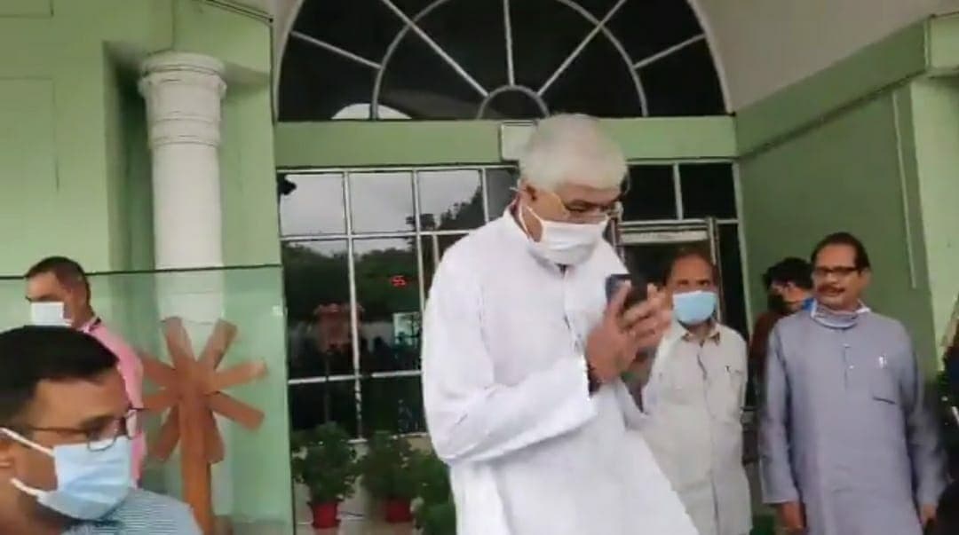 गृह मंत्री का सदन से वॉक आउट, अपनी ही सरकार के खिलाफ सख्त तेवर