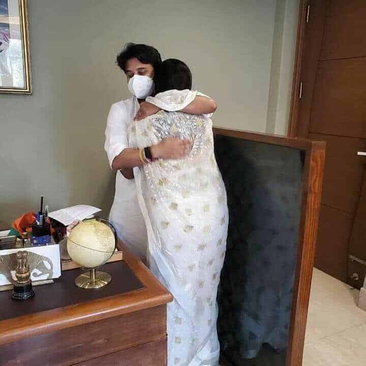 राजनीति में भी इमोशन होते हैं, देखिए Scindia की इमरती के साथ भावुक कर देने वाली तस्वीरें