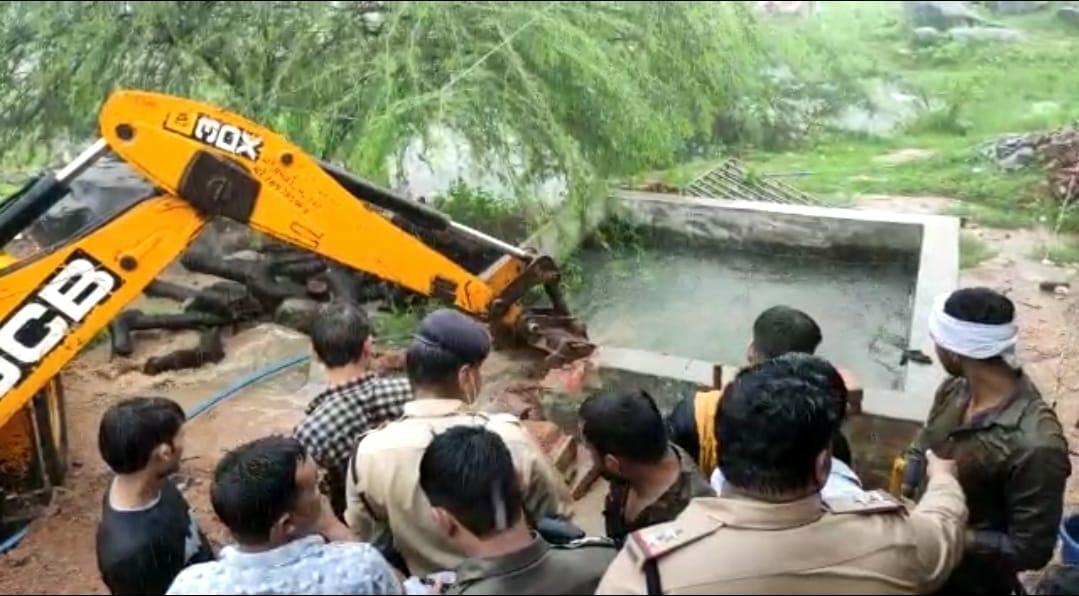 Datia: भरी बारिश में पुलिस और आबकारी विभाग ने मारा छापा, लाखों की अवैध शराब जब्त