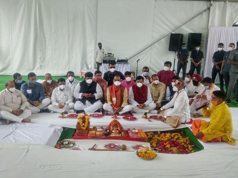 सीएम शिवराज सिंह चौहान पहुंचे उज्जैन, होजियरी वस्त्र उद्योग का किया भूमिपूजन, आज वर्चुअली करेंगे आक्सीजन प्लांट का लोकार्पण