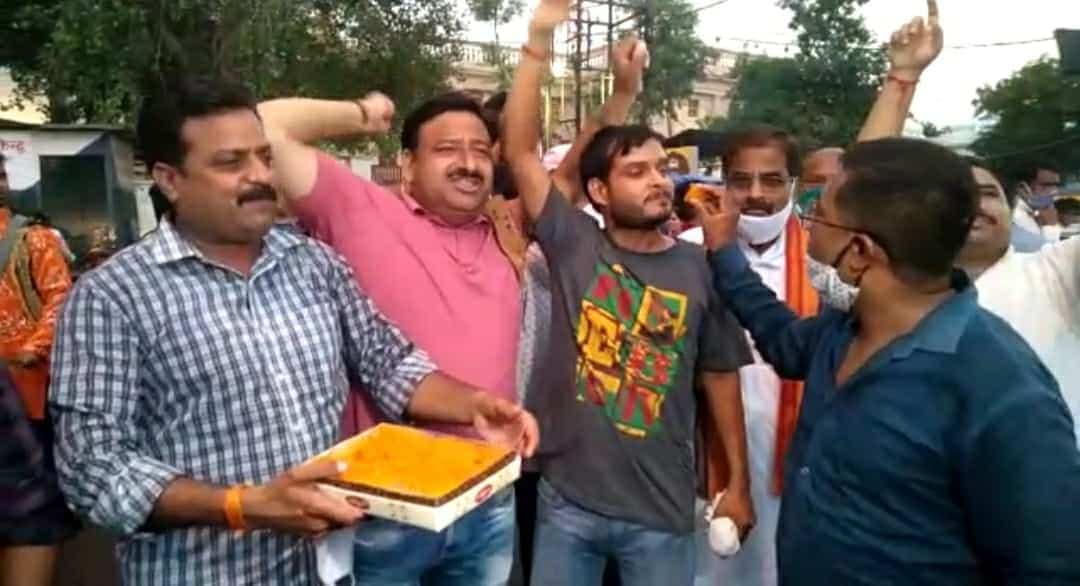 सिंधिया को केंद्रीय मंत्री बनाए जाने पर ग्वालियर में जश्न, कार्यकर्ताओं ने बांटी मिठाई, की आतिशबाजी