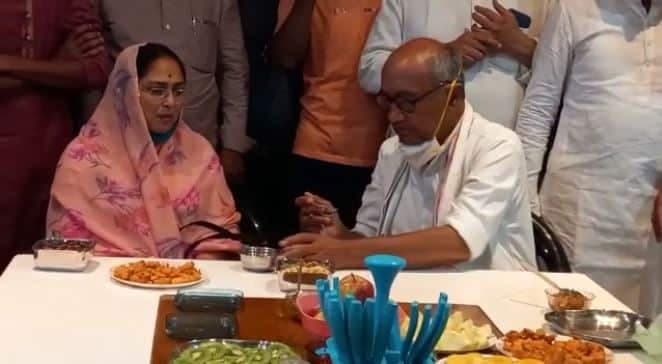VIDEO: दिग्विजय सिंह ने पत्नी अमृता संग उठाया मालवा के पकवानों का लुत्फ, सरकार पर बरसे