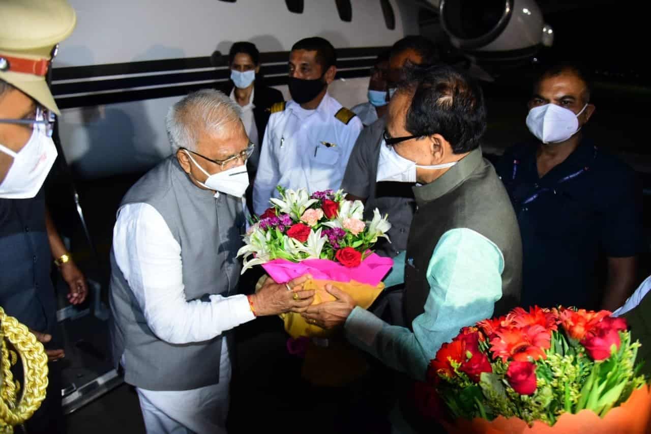 नवनियुक्त राज्यपाल मंगू भाई छगन भाई पटेल भोपाल पहुंचे, सीएम शिवराज ने किया स्वागत