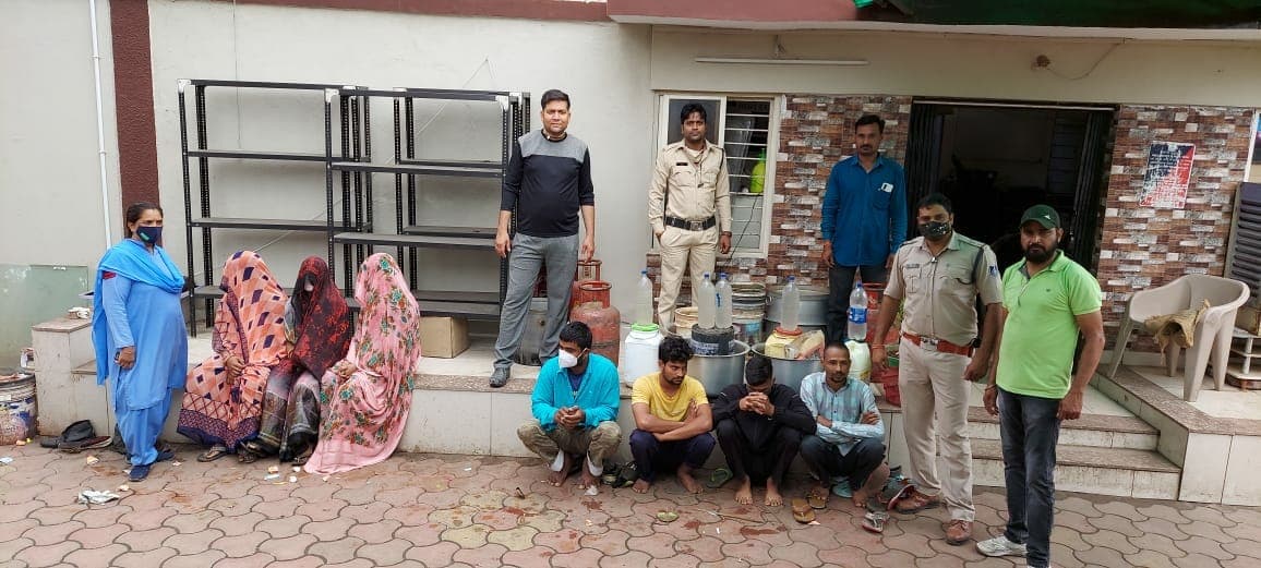 घर में गड्ढे खोदकर बनाई जा रही थी अवैध शराब, सात आरोपी गिरफ्तार