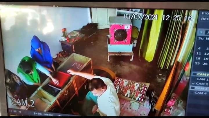 VIDEO: खरीदारी करने आई महिला बनी ‘चोर’, उड़ा लिए सोने के गहने, घटना CCTV में कैद