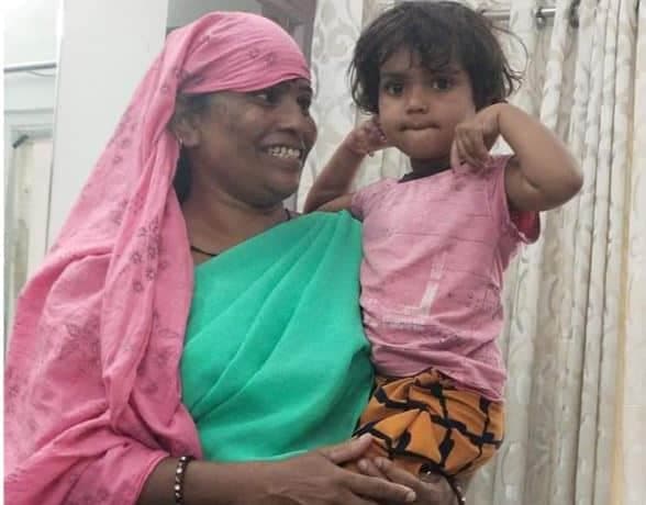 Indore News: सोशल मीडिया ने गुम हुई 3 साल की मासूम को 3 घण्टे में बुआ से मिलाया, ये है पूरा मामला