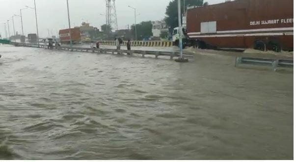 VIDEO: MP में 24 घंटे की बारिश ने खोली पोल, आगरा-मुम्बई हाईवे डूबा, तालाब बना थाना