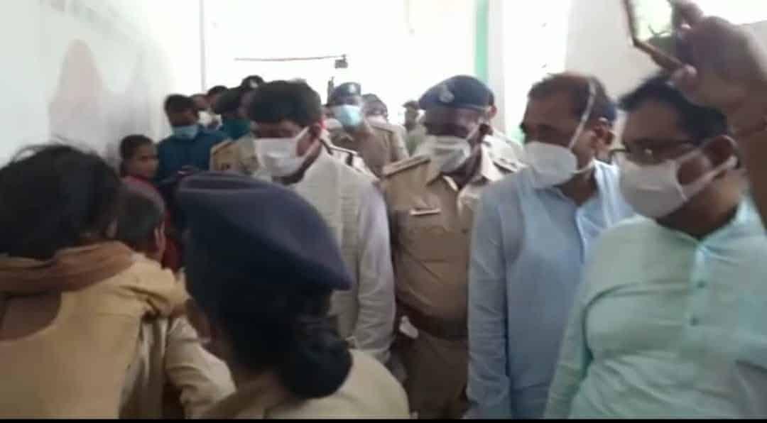 अस्पताल में परिजन के कंधे पर मरीज को देखकर भड़के प्रभारी मंत्री, लगाई फटकार