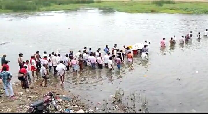 दतिया का उनाव हुआ अव्यवस्थाओं का शिकार, मुक्तिधाम से लेकर पुल की नहीं व्यवस्था, ग्रामीण परेशान !