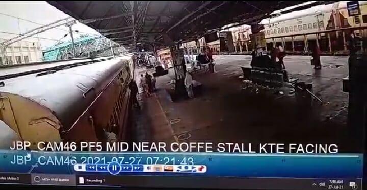 चलती ट्रैन में चढ़ने की कोशिश में प्लेटफॉर्म से नीचे गिरी महिला, RPF के जवान ने बचाई जान, देखें वीडियो