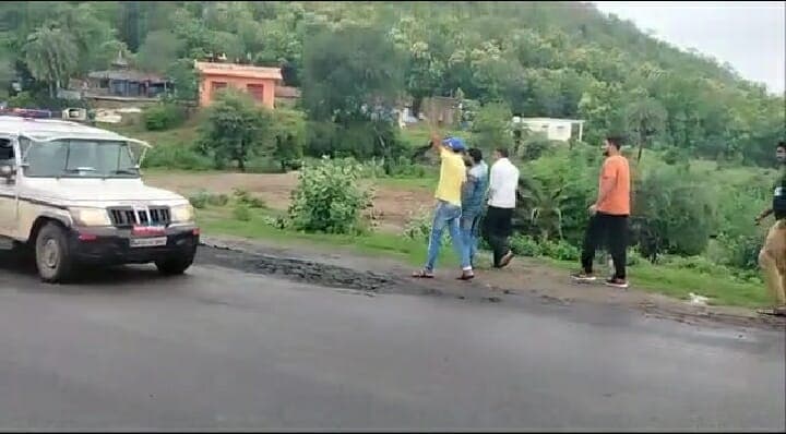 Raisen : मंत्री तुलसी सिलावट के काफिले का कांग्रेस ने किया विरोध, दिखाए काले झंडे