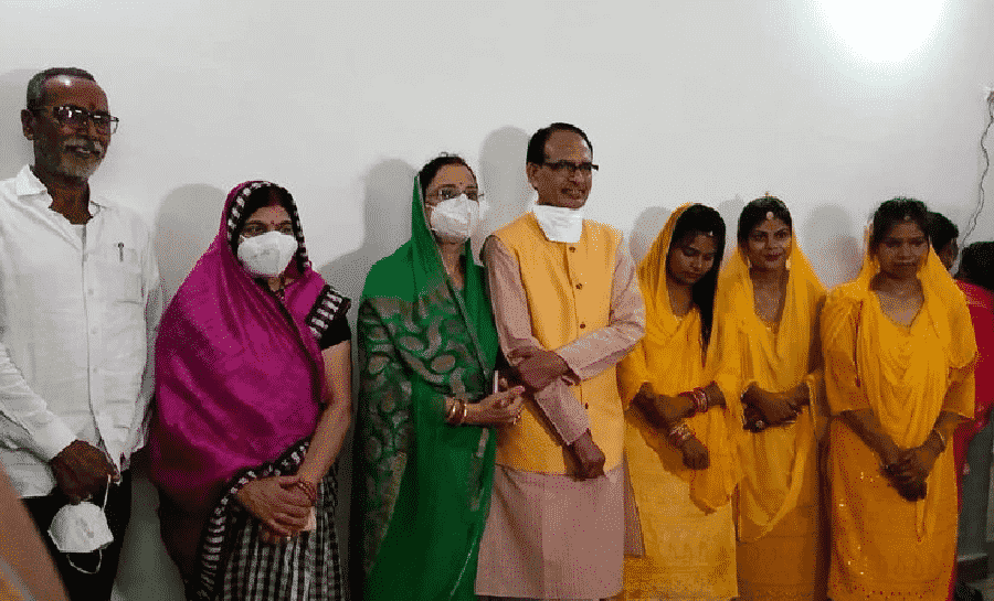 विदिशा: सीएम शिवराज आज पत्नी संग करेंगे तीन बेटियों का कन्यादान, 1998 में सीएम खुद साथ लाए थे तीनों बेटियों को आश्रम, आज होगी शादी