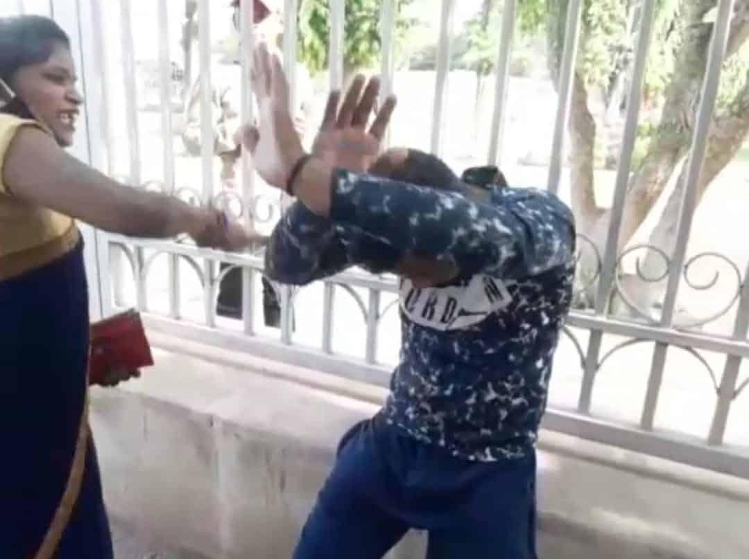 महिलाओं के सामने टेम्पो में खोल लिया अश्लील वीडियो, मनचले की चप्पलों से पिटाई