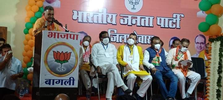 Dewas News: बीजेपी सांसद-विधायक ने बैठक से बनाई दूरी, मंत्री ने कांग्रेस को जमकर घेरा