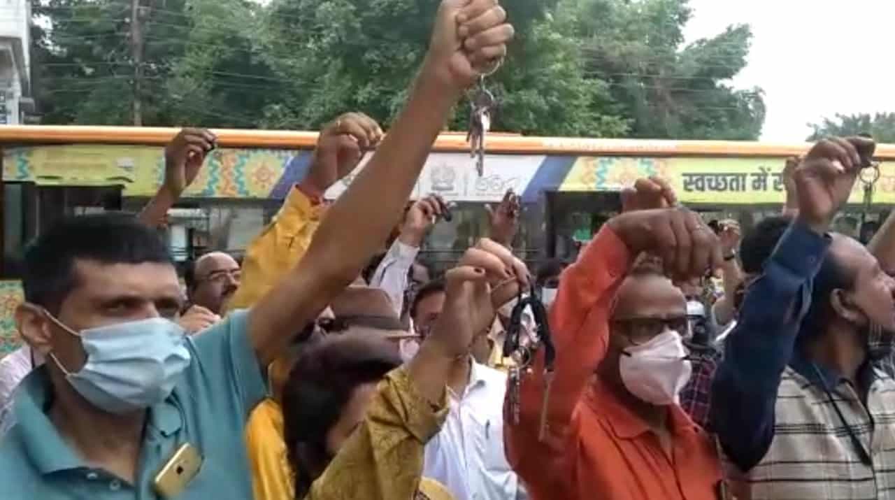 पालकों के बाद अब स्कूल संचालकों ने खोला सरकार के खिलाफ मोर्चा, कलेक्टर कार्यालय के बाहर जताया विरोध