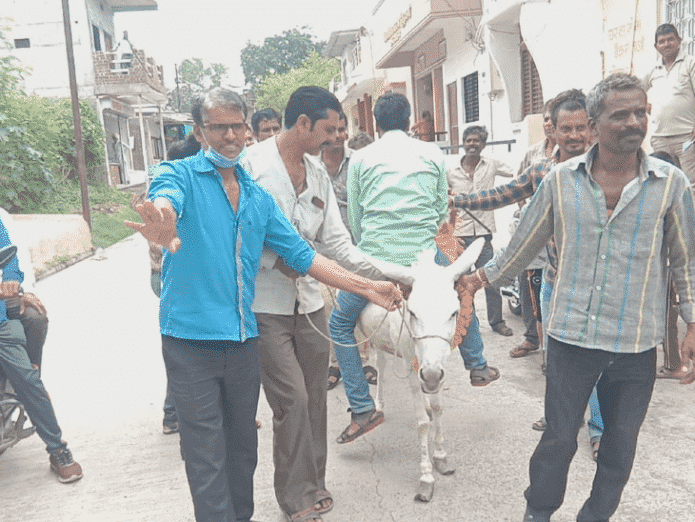 बारिश के लिये उपसरपंच ने की गधे की सवारी, इंद्र देव को खुश करने के लिए ग्रामीण कर रहे हैं अजीबो-गरीब टोटका