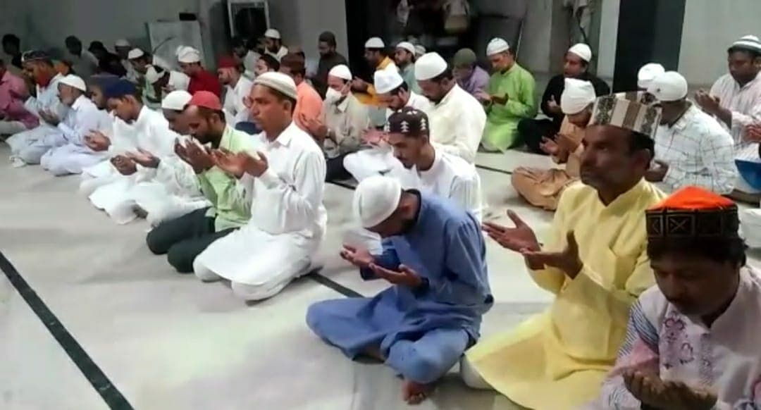 ईद -उल -अजहा में कोरोना के खात्मे और बारिश के लिए उठे हाथ, गले लग कर दी बधाई