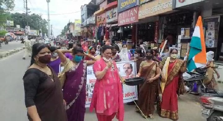 Chhindwara में आशा-ऊषा कार्यकर्ताओं का भीख मांगो आंदोलन, गुलाबी गैंग ने भी किया सहयोग
