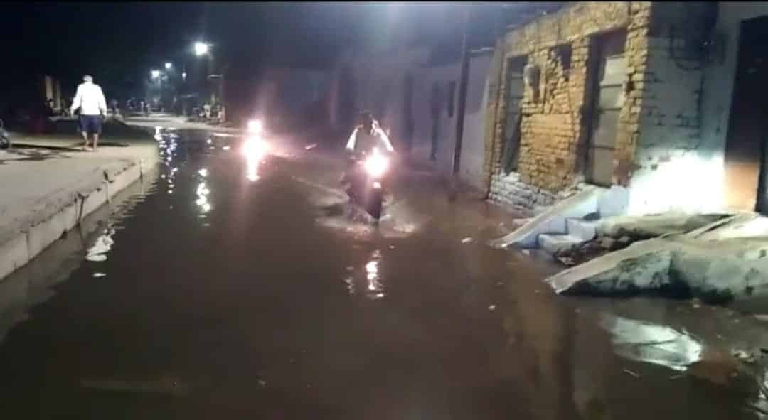 नाले का गंदा पानी सड़क पर भरा, लोगों के घरों में घुसा, गुस्साए लोगों ने किया चक्काजाम